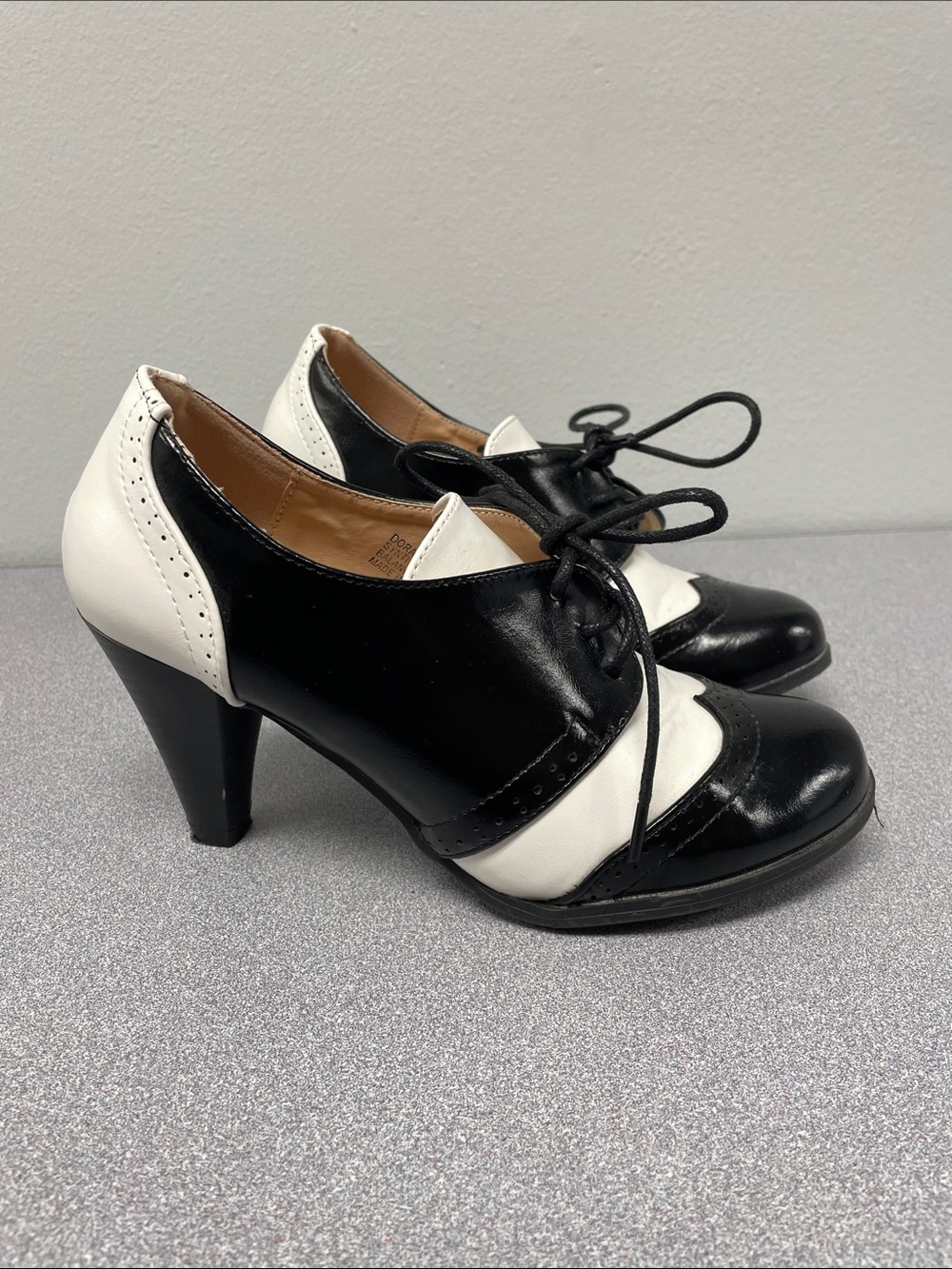 Chase + Chloe Black and White Lace-Up Heeled Oxfords • Sz 6